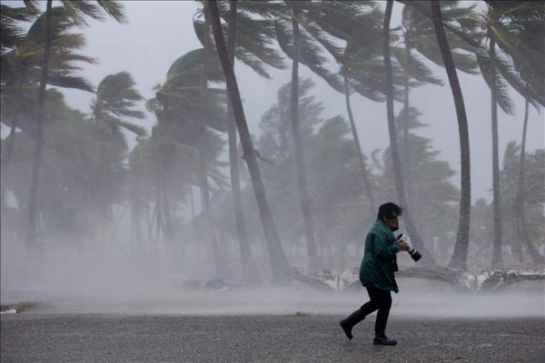 La tormenta Erika llega a Cuba debilitada en depresión tropical