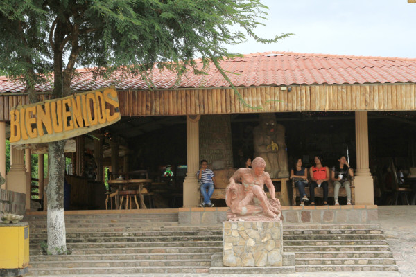 La atolera Yoselyn de Comayagua es conocida por su gastronomía y su gran variedad de talla en madera
