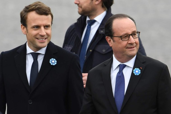 Outgoing French President Francois Hollande (R) and French president-elect Emmanuel Macron arrive to attend a ceremony marking the 72nd anniversary of the victory over Nazi Germany during World War II on May 8, 2017 in Paris. / AFP PHOTO / BERTRAND GUAY