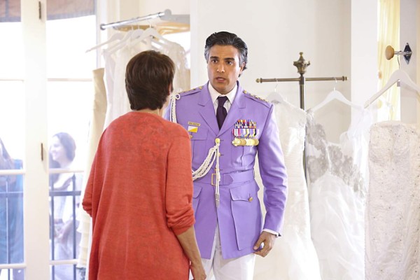 Jane The Virgin --'Chapter Four' -- Image JAV104A_240 -- Pictured (L-R): -- Photo: Ivonne Coll as Alba and Jaime Camil as Rogelio -- Photo: Danny Feld/The CW -- ÃÂ© 2014 The CW Network, LLC. All rights reserved.