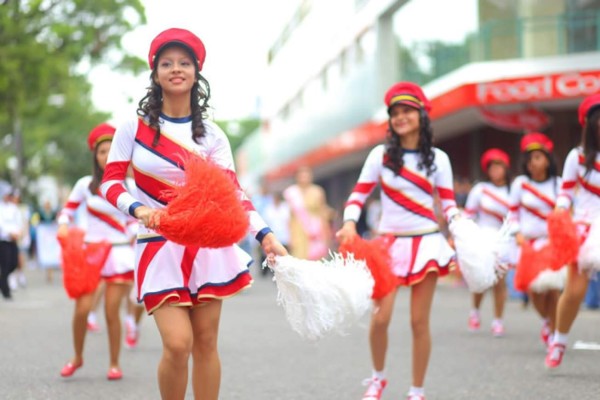 La belleza femenina adornan el desfile en San Pedro Sula.