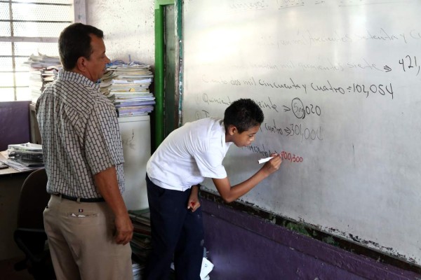 Educación evalúa 277 maestros en San Pedro Sula esta semana