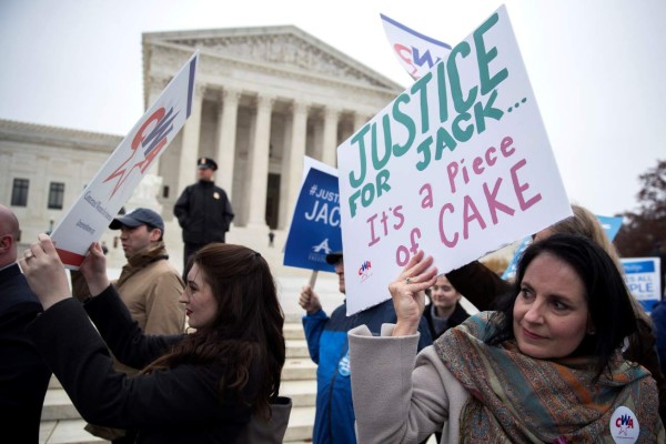 EEUU: Pastelero que no quiso hacer pastel a una pareja gay demanda a Colorado