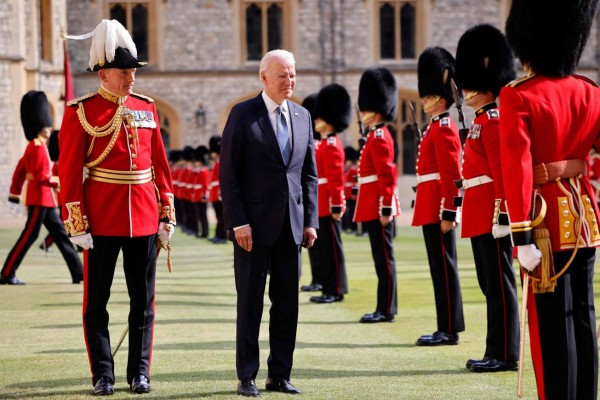 US President Joe Biden (C) joins the Major General Christopher Ghika (L) in inspecting the Guard of Honour formed of The Queen's Company First Battalion Grenadier Guards at Windsor Castle in Windsor, west of London, on June 13, 2021. - US president Biden will visit Windsor Castle late Sunday, where he and First Lady Jill Biden will take tea with the queen. (Photo by Tolga Akmen / AFP)