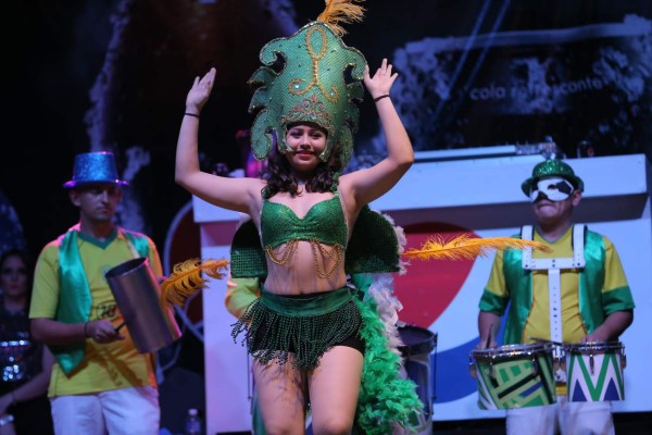 Fonseca acelera corazones en el Festival Folklórico Internacional