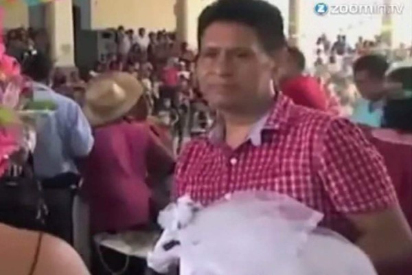 Video: Alcalde mexicano se casa con una lagarta en un rito ancestral