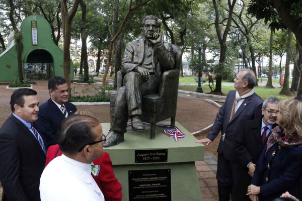 Sello de correos de Paraguay conmemorará los 100 años de Augusto Roa Bastos