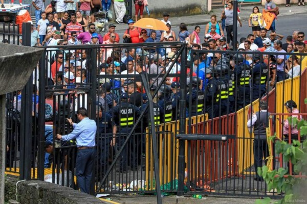 Manifestantes derriban portón e irrumpen en presidencia de Costa Rica
