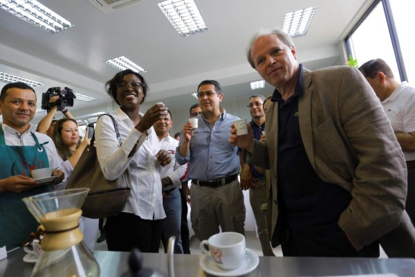 Premian a los productores con mejor café y cacao