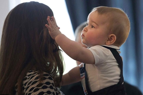 El príncipe George juega con otros bebés en su primer acto oficial