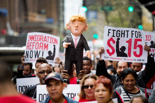 Protestan contra Trump en el Día de la Hispanidad en EUA