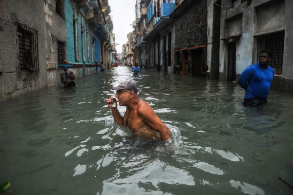 Paparazzi desafía al gobierno y muestra la desvastación en Cuba