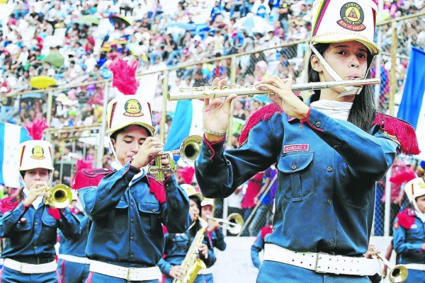 Colegios de Tegucigalpa también rindieron honor a Honduras
