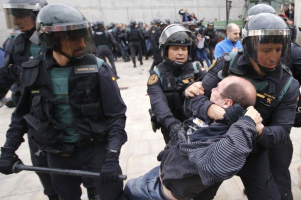 Más de 844 heridos en altercados en el referéndum de Cataluña