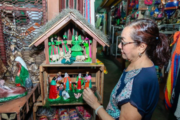 Desde un pesebre hasta un trineo venden en mercado Guamilito