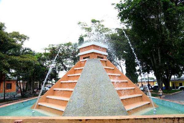 Una pirámide evoca la pujanza de los mayas. Fotos: Frankyn Muñoz