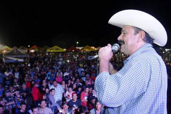 El alcalde que robó 'poquito' invita a costosa fiesta de cumpleaños