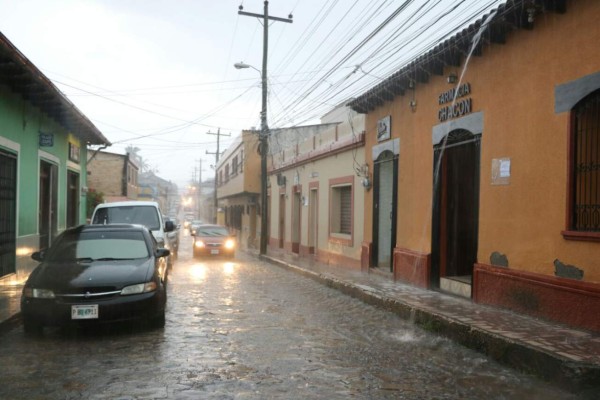 Alerta por 24 horas debido a onda tropical que deja fuertes lluvias