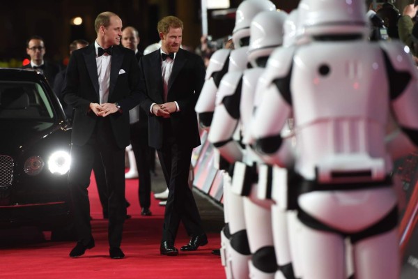 Príncipes William y Harry asisten al estreno de 'Star Wars' en Londres