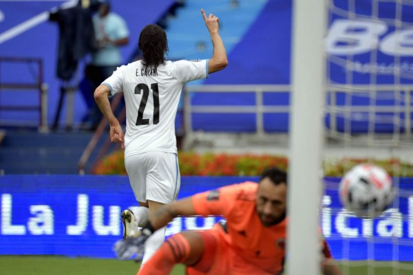 La celebración de Cavani tras vencer a David Ospina. Foto AFP