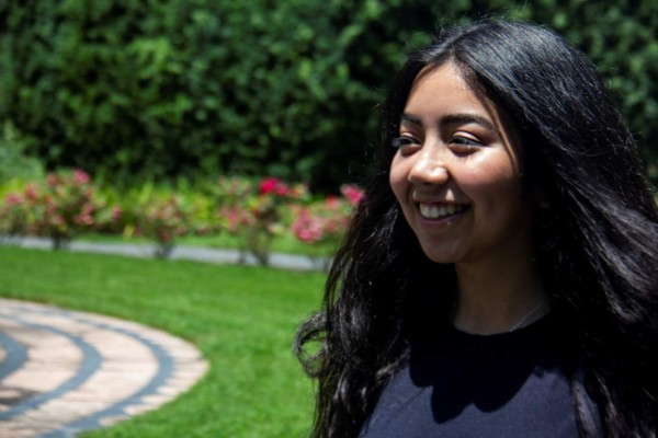 Salvadoreña de 20 años se gradúa con honores y supera la discriminación en EEUU
