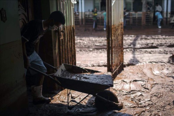 Brasil busca supervivientes de uno de sus más graves accidentes mineros
