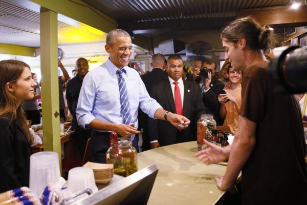 Rechazan tarjeta de crédito de Obama en restaurante