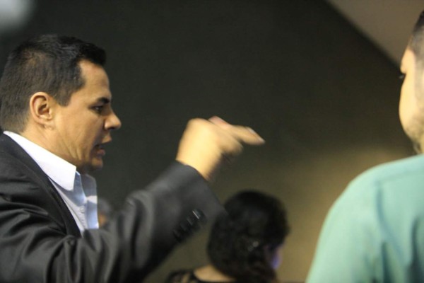 Diputados de Libre agreden a empleados del Congreso de Honduras