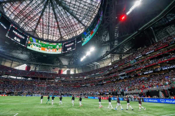 Atlanta (United States), 12/06/2021.- The Mexican national soccer team walks on the pitch prior to the international friendly soccer match between Mexico and Honduras at Mercedes-Benz Stadium in Atlanta, Georgia, USA, 12 June 2021. The sellout crowd of more than 70,000 people is expected to be the largest to watch a soccer match since the start of the COVID-19 pandemic, according to organizers. (Futbol, Amistoso, Estados Unidos) EFE/EPA/ERIK S. LESSER