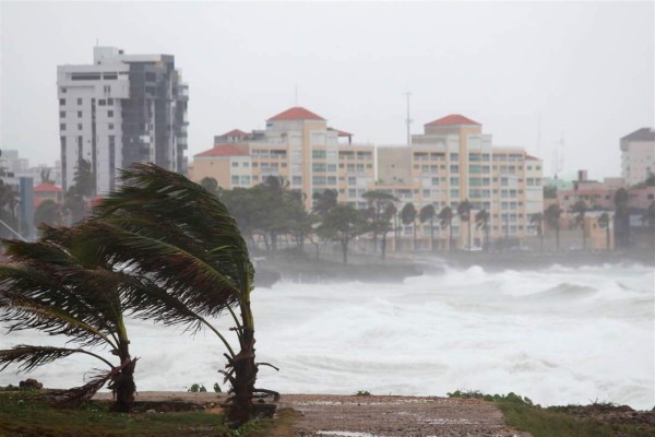 Alerta de inundaciones en la Florida por remanente de Erika