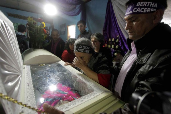 Multitudinaria despedida para Berta Cáceres