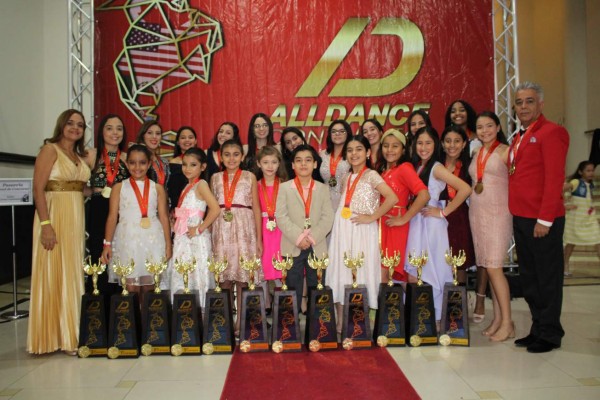 Bailarinas de Honduras triunfan en Panamá