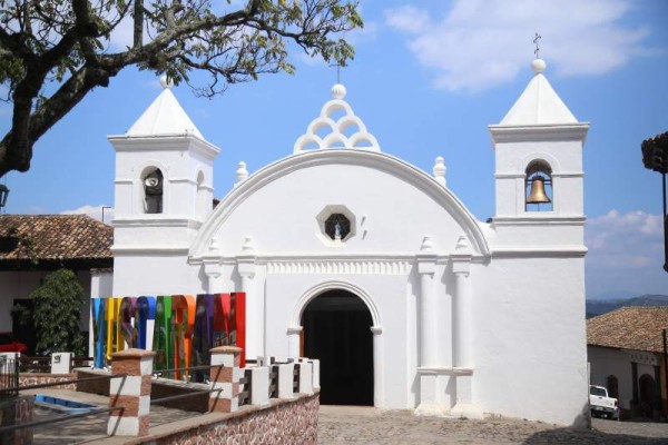 La Iglesia Católica, ubicada frente al parque, que con sus altares estilo barroco y hermosas obras de arte religioso cautivan a las personas.