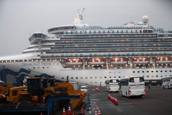 Evacuan a estadounidenses del crucero en cuarentena en Japón