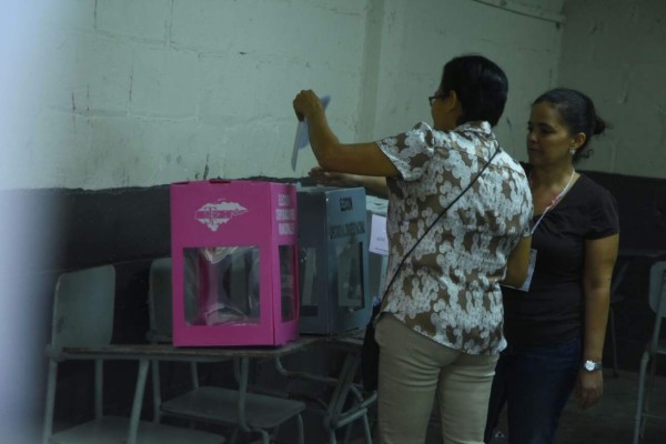 Habitantes de La Ceiba y Olanchito acuden a los centros de votación  