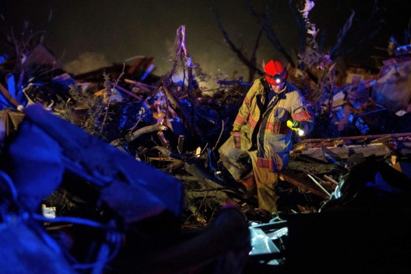Gigantesco tornado en Illinois deja estela de destrucción
