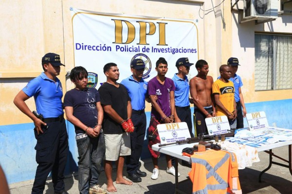 Presentan a sospechosos de matar a agente de la DPI