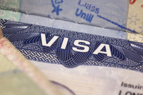 Trump suspende trámite rápido de visas de trabajadores extranjeros
