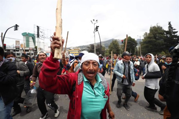 Indígenas llegan este martes al parque Arbolito en el centro-norte de Quito, Ecuador. EFE/José Jácome
