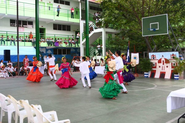 Institutos rinden honor a la patria con concurso