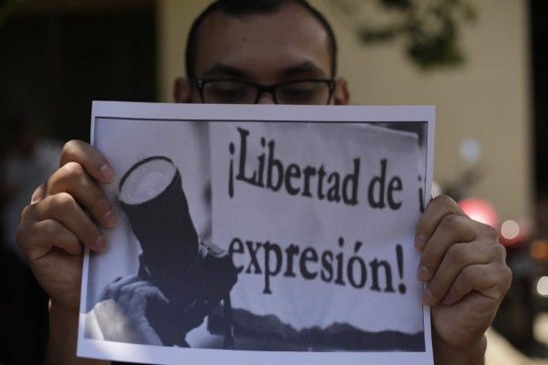 Periodista nicaragüense abandona la embajada de Honduras en Managua y viaja a EEUU