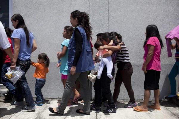 Varias mujeres que fueron deportadas de Estados Unidos a su llegada a Ciudad de Guatemala. Foto: EFE