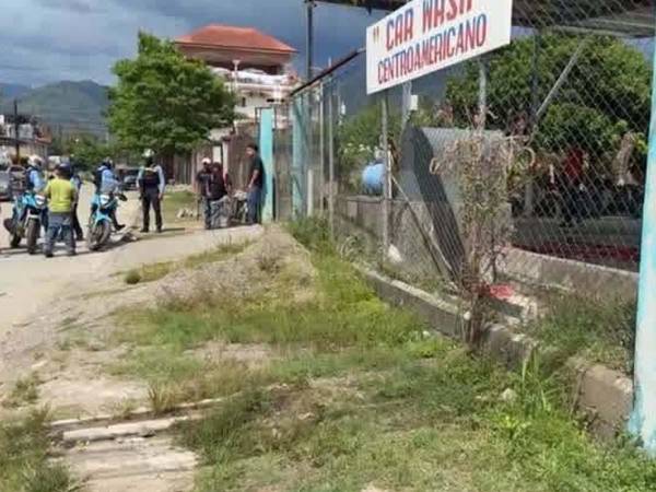 Agentes de la Policía Nacional llegaron al car wash en el barrio Montevideo, El Progreso, tras el ataque armado que dejó como víctima mortal a su propietario.