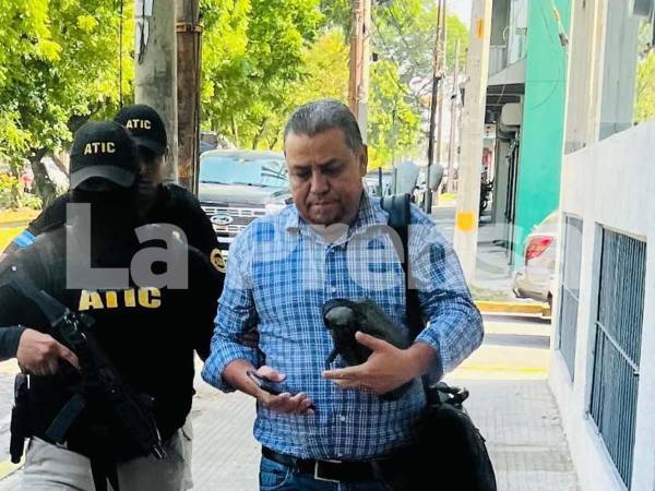 Momento en el que el maestro Lenin Marel Jaco García es requerido por la Atic.
