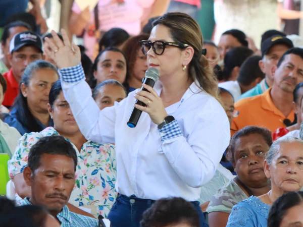 La designada presidencial María Antonieta Mejía participó en la entrega de títulos de propiedad a familias de Olanchito, Yoro.