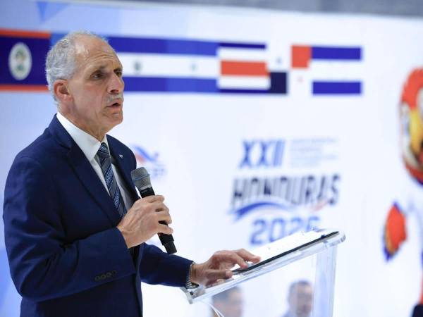 <b>Pie de foto:</b>El presidente Nasry Asfura durante la conferencia de prensa en la que anunció nuevas cirugías, entrega de textos escolares y ayuda alimentaria por la sequía.