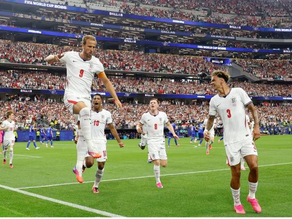 Elliot Anderson (8) actualmente está disputando el Mundial 2026 con la selección de Inglaterra. FOTO EFE.