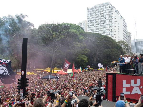 El presidente de Brasil y candidato a la reelección, Luiz Inácio Lula da Silva, participa en un acto de campaña en la Avenida Paulista este domingo en Sao Paulo (Brasil).