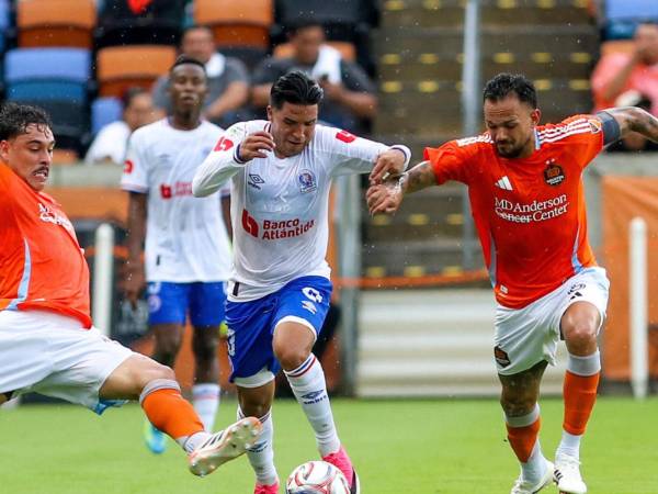 Michaell Chirinos fue titular, pero no pudo ser protagonista en la goleada encajada por Olimpia.