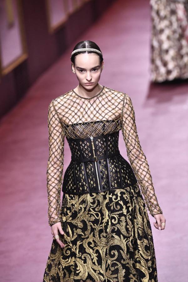 Christian Dior propone corsés sobre vestidos.